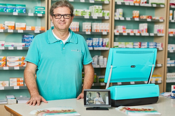 Hier sehen Sie Matthias Butz hinter der Verkaufstheke in der Apotheke Butz Friolzheim stehen.